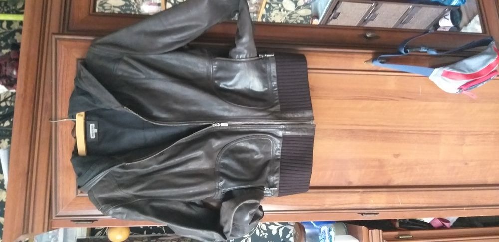 Kurtka z kapturem że skóry