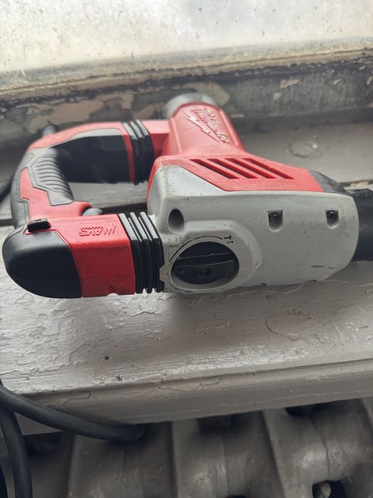 Перфоратор Milwaukee PLH 28 E. 800Ват.  4.1 Дж.