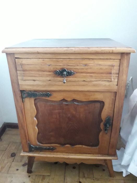 Mobília de quarto antiga em bom estado