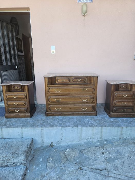 Mobília de Quarto em Madeira: Cômoda c/ Espelho e Mesinhas de Cabeceira