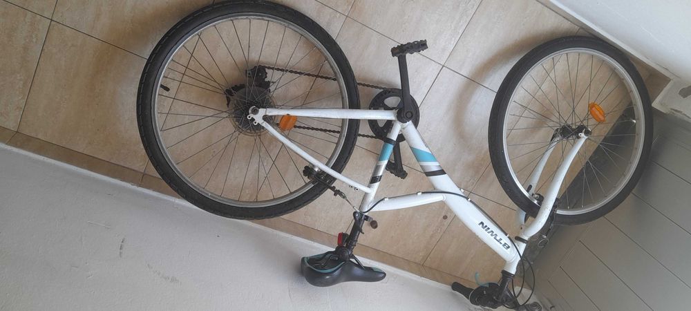 Bicicleta Btwin roda 24 como nova. Com mudanças de punho.