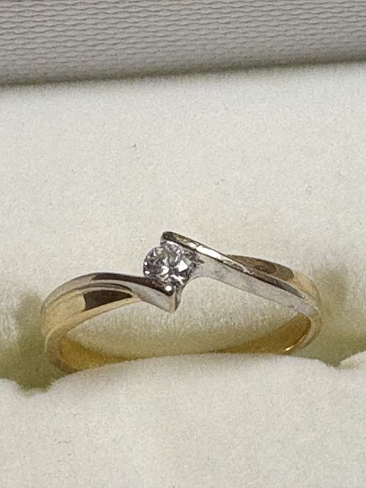 Złoty pierścionek zaręczynowy z diamentem