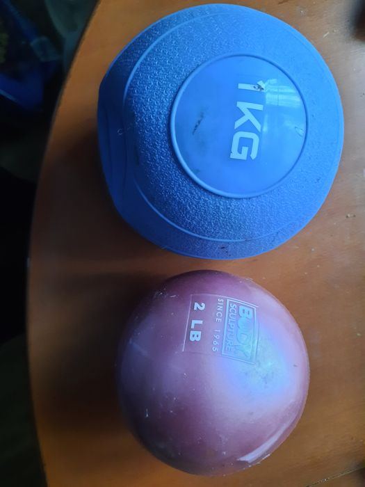 Pilka lekarska fo ćwiczeń 1 kg i 0,8 kg