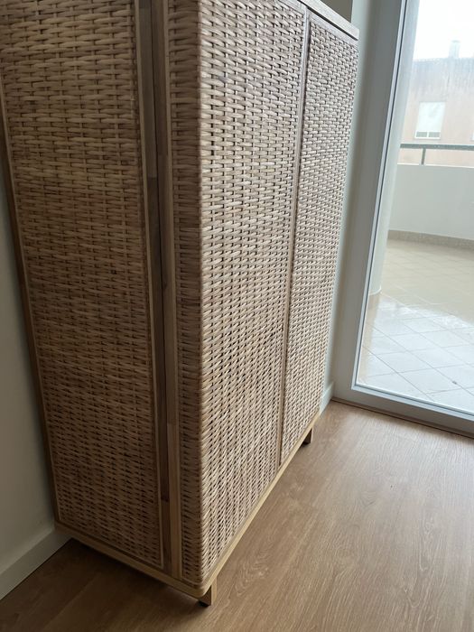 Armário IKEA FRYKSAS em Rattan – Muito Bom Estado