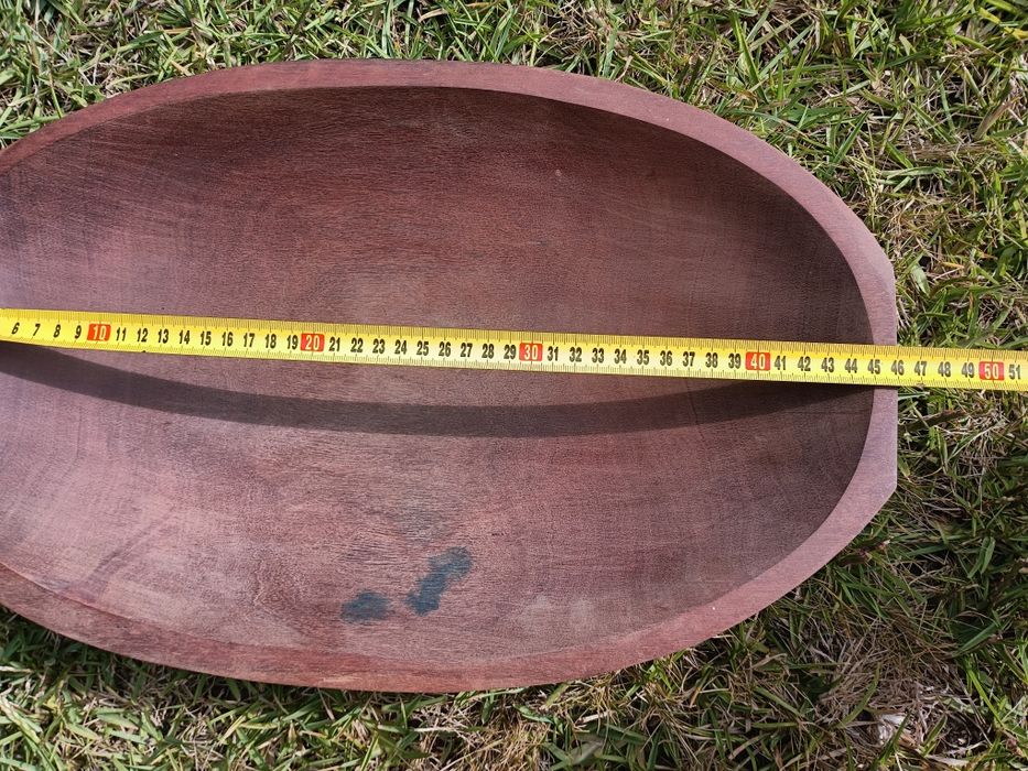 Travessa/fruteira oval cavada em madeira maciça de mogno, medidas: 46/29cm
Trabalho artesanal.