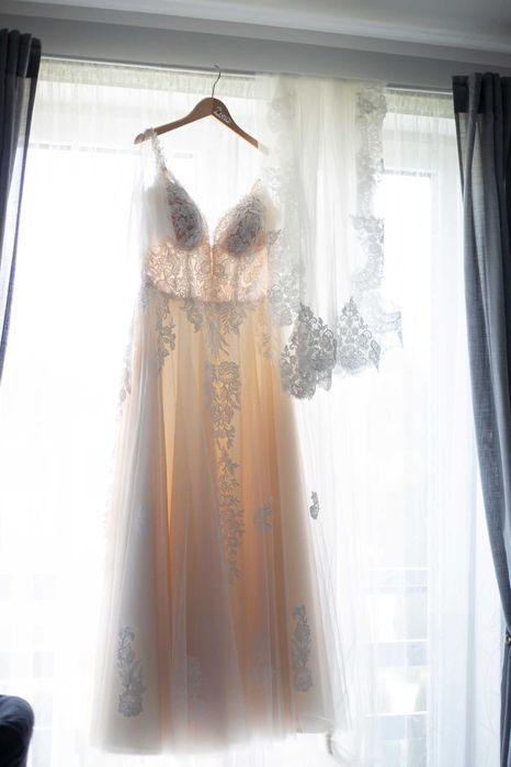 Suknia ślubna w kolorze brzoskwiniowo-beżowym