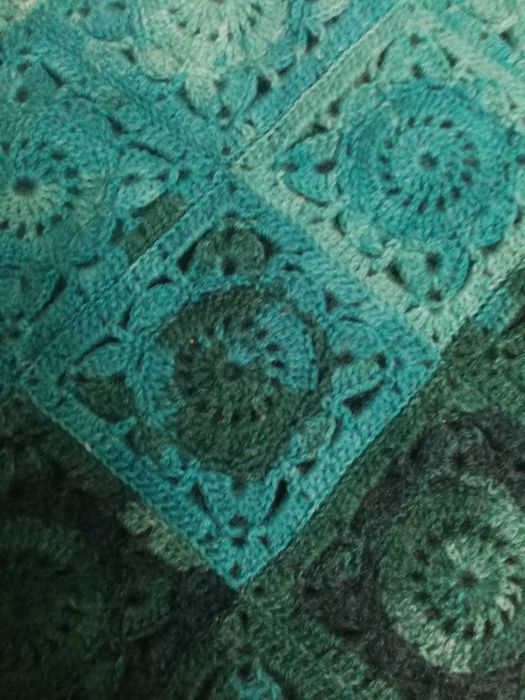 Ponczo, narzutka, rękodzieło szydełkowe.