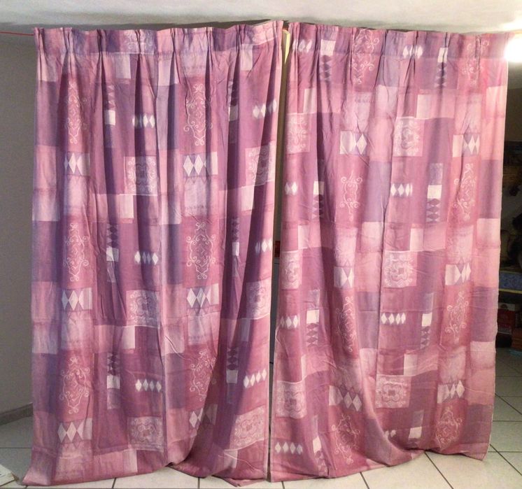Cortinados 2 pendentes cor rosa com motivos