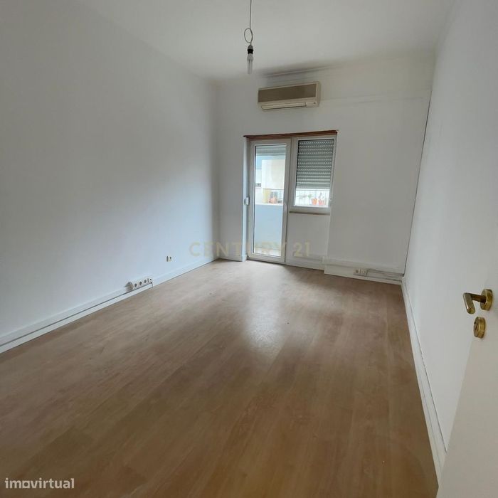 Apartamento T4 convertido em T3 - Barreiro Centro  - Rua 1º de Dezembr — Santo António da Charneca, Setúbal