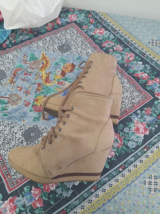 Botins bejes de camurça de cunha da bershka