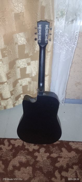 Продаётся гитара акустическая 3/4 шестиструнная в отличном состоянии с чехлом
