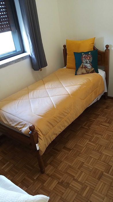cama de solteiro com mesa cabeceira
e com colchão