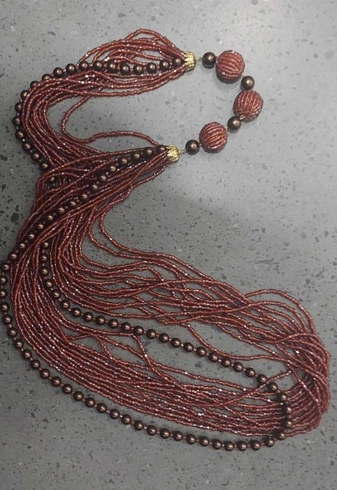 naszyjnik ze szklanych koralików w kolorze miedzi