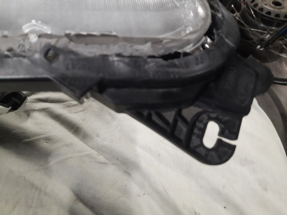 Ford kuga 16r Lampa Prawa Przod Uszkodzona