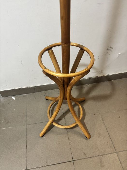 Drewniany wieszak na ubrania