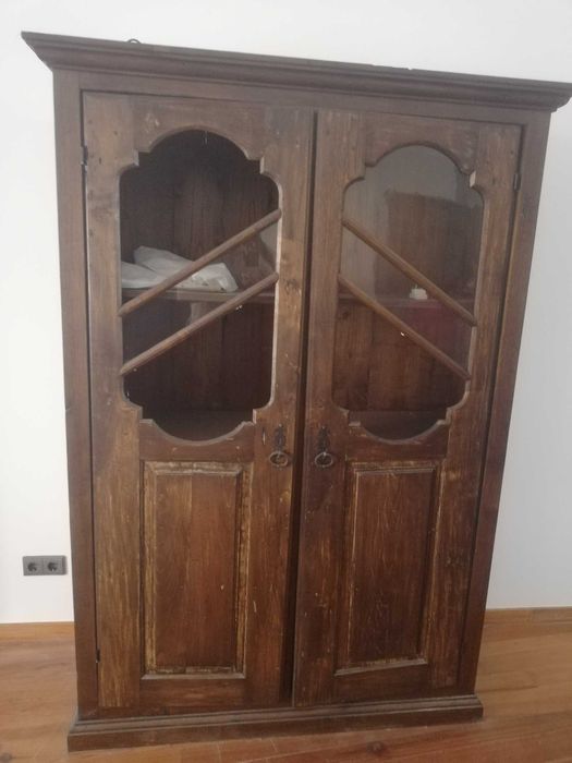 Móvel antigo em bom estado.