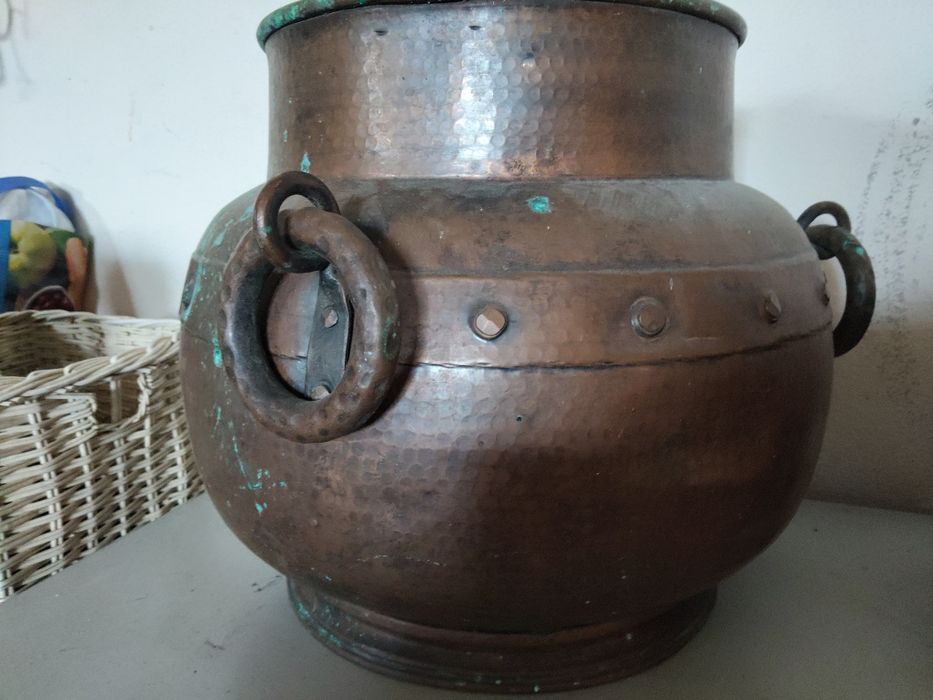 Várias peças em cobre e latão.
