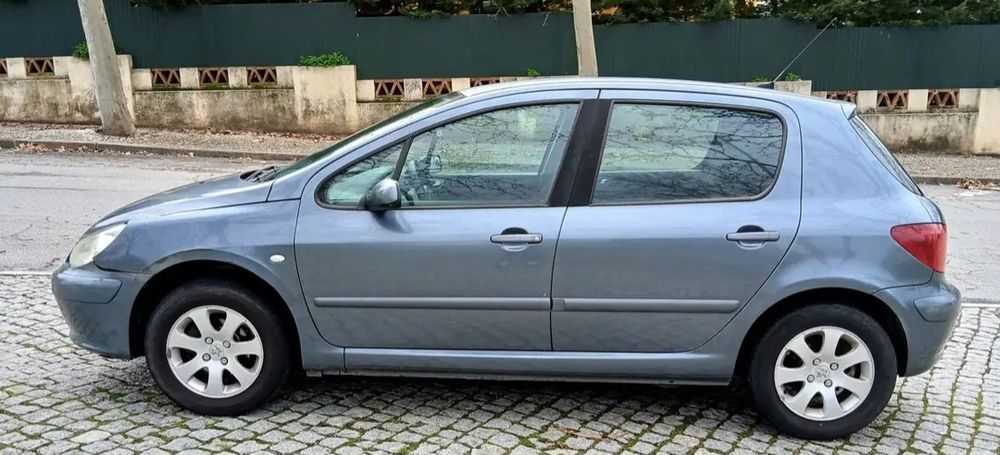 Carro peugeot 307 . 2400€