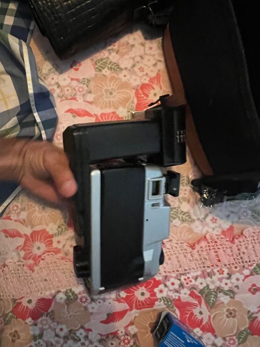 Maquina fotografica com caixa e rolo