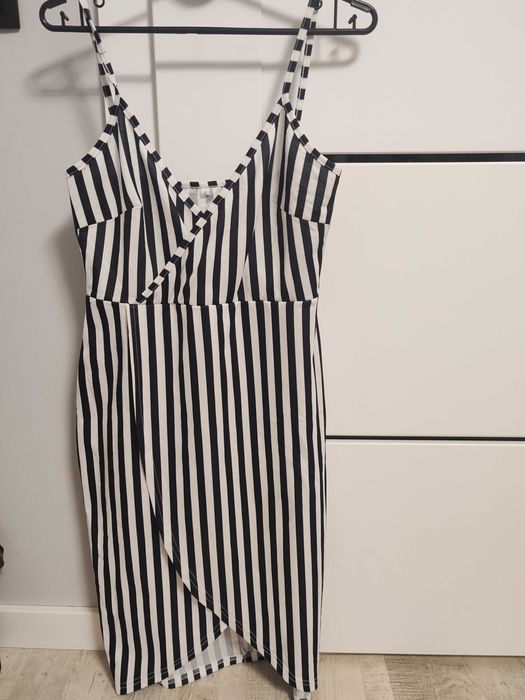 Sukienka w paski biało czarna
