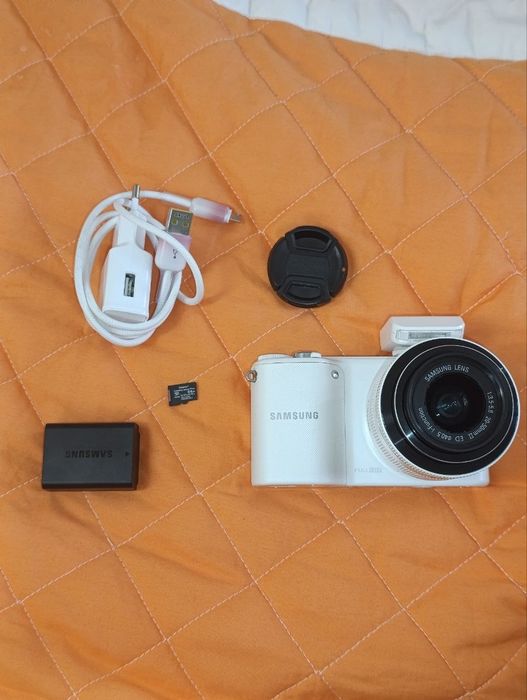 Фотоапарат Samsung nx2000 + 2 об'єктиви і спалах