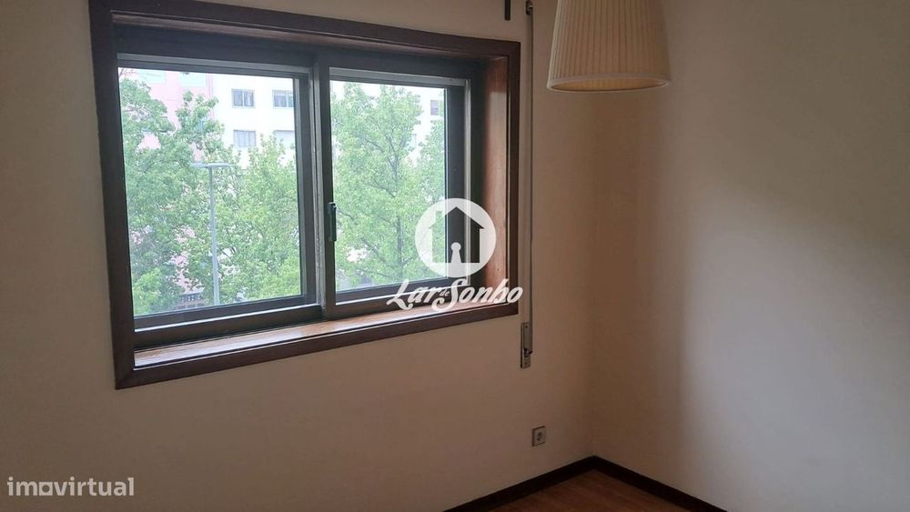 Apartamento T2, na zona da Rua Costa Cabral, junto ao Metro, dispon...