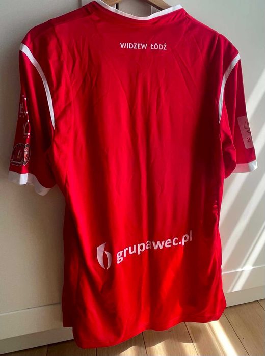 Koszulka Widzewa z autografami piłkarzy