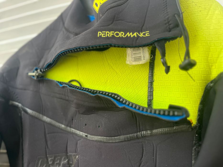 Fato de surf médio pouco uso