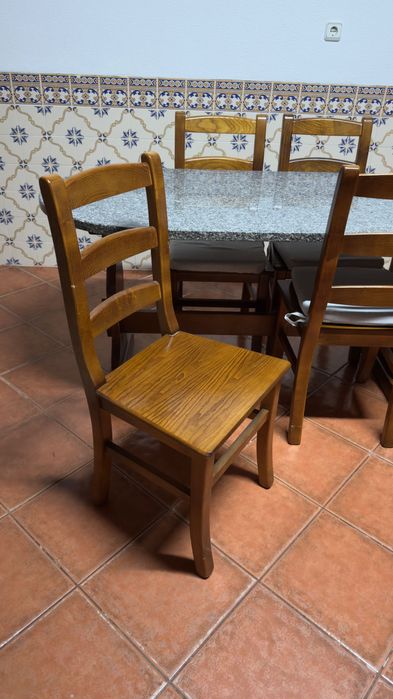 Vendo conjunto de mesa + 4 cadeiras