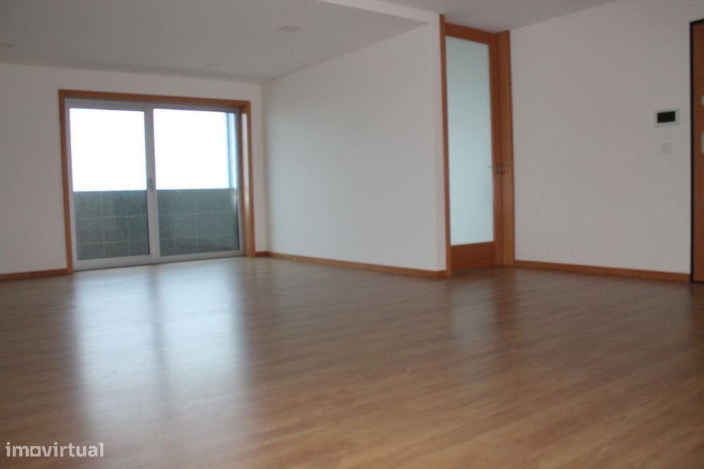T3 grande com garagem para 2 carros