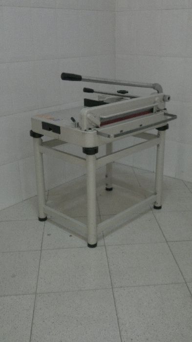 Guilhotina Corte Manual 43cm de largura, altura de papel 4cm