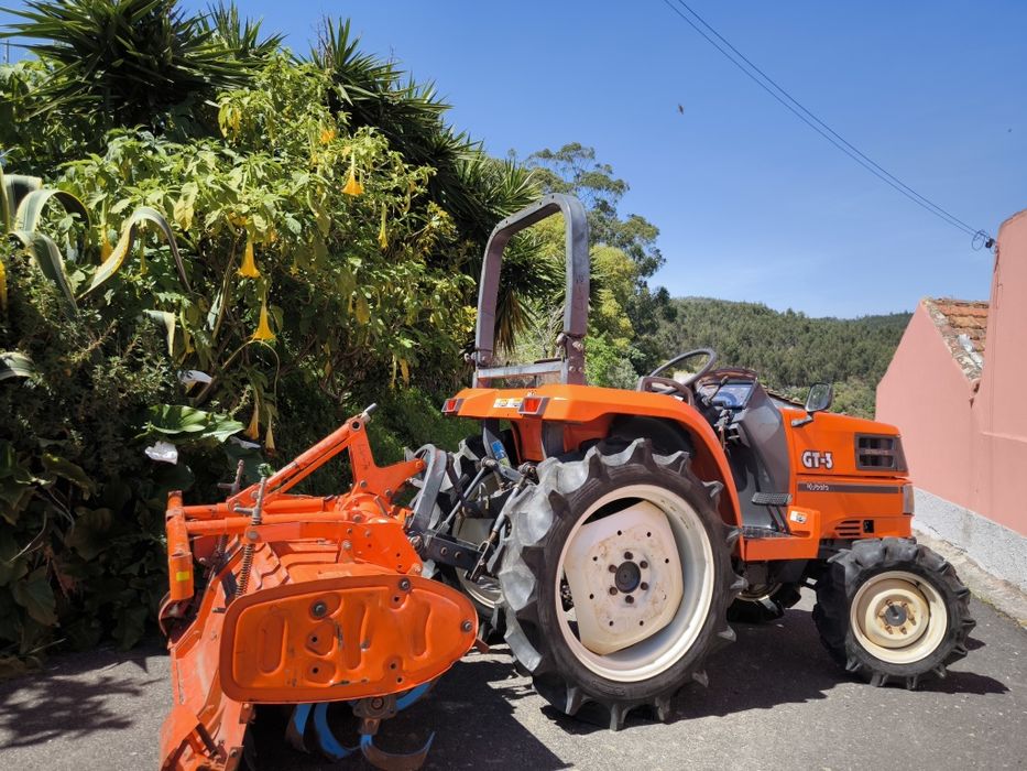 Aluguer / serviços de mini giratória e trator