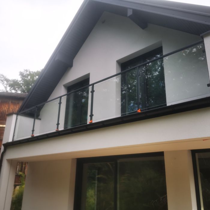 Balustrady stalowe szklane barierki