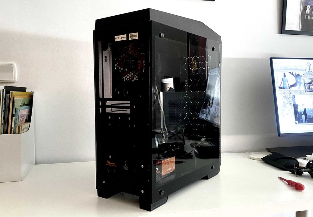 Caixa para PC Desktop UNYKA + Fonte de Alimentação Seasonic B12 BC-650