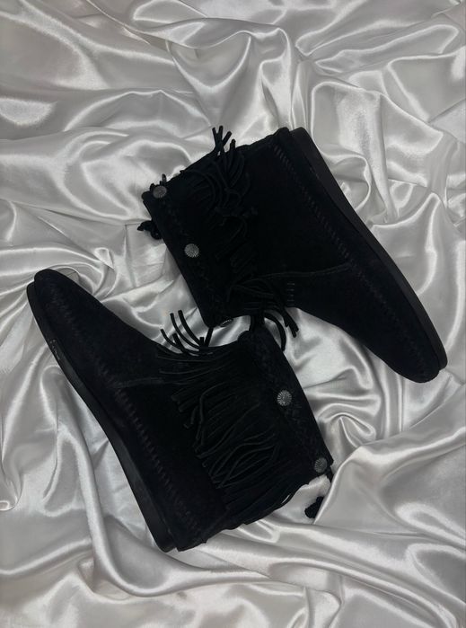 Botki Minnetonka czarne zamszowe z frędzlami frędzelkami boho