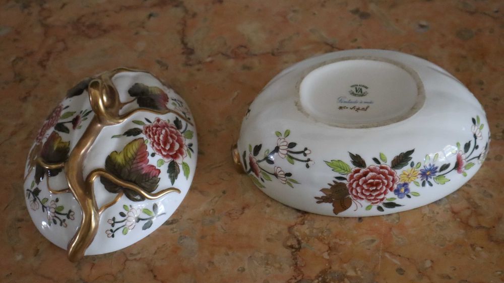 Caixa com tampa "Melão" em porcelana da Vista Alegre.  Pintada á mão