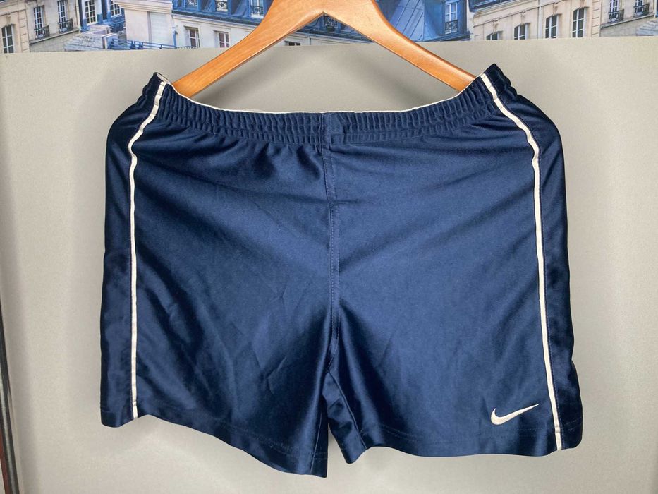 Спортивные шорты Nike с контрастными полосками