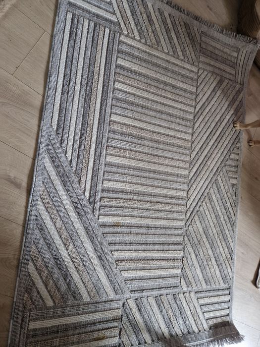 Dywan w odcieniach szarości