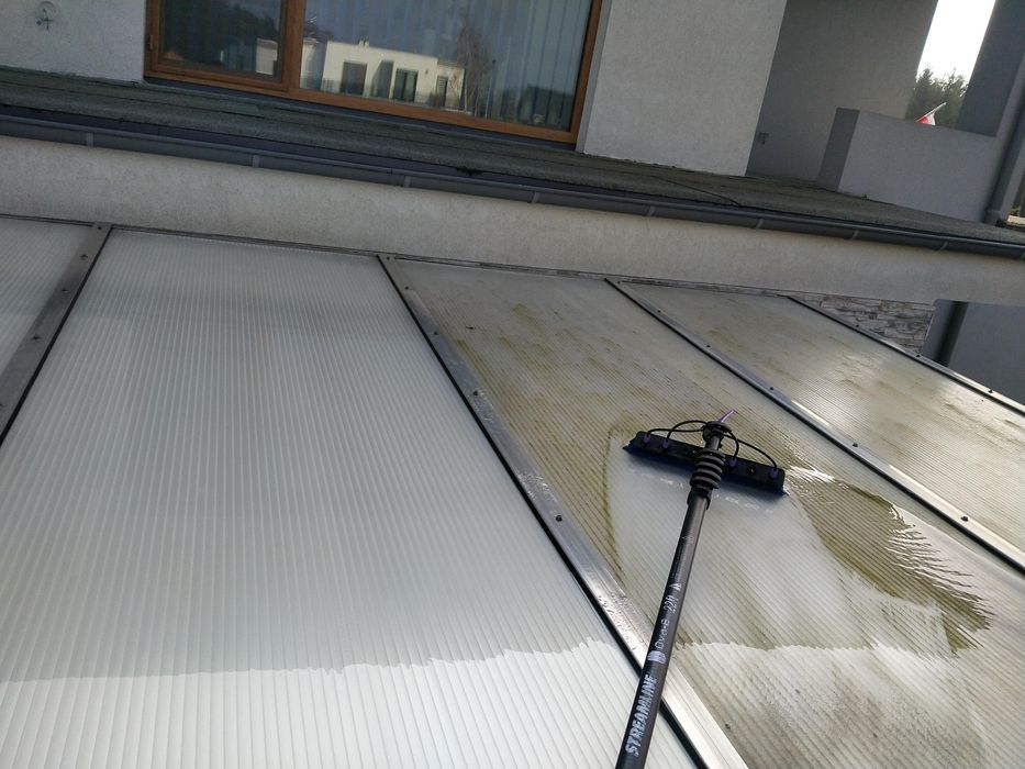 Wysokościowe mycie okien, witryn, paneli fotowoltaicznych .