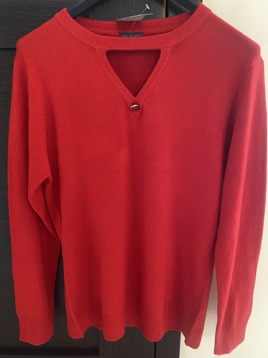 Sweterek czerwony w serek akryl beloved