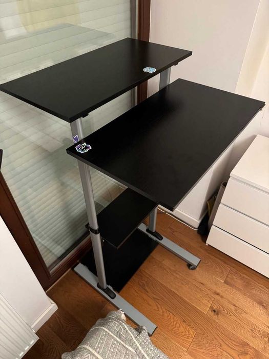 Biurko z ręczną regulacją wysokości + wygodne krzesło biurowe ZESTAW