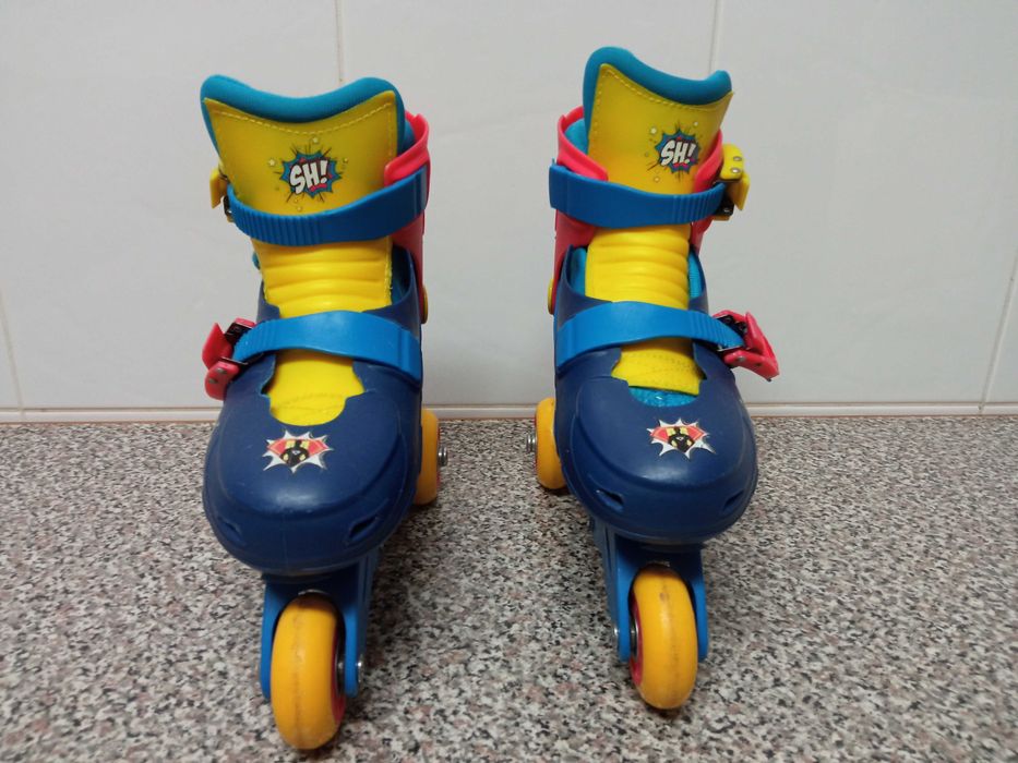 Patins para criança, com três rodas, e proteções, em muito bom estado