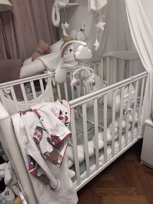 Дитяче ліжечко і комод з пеленальним столиком