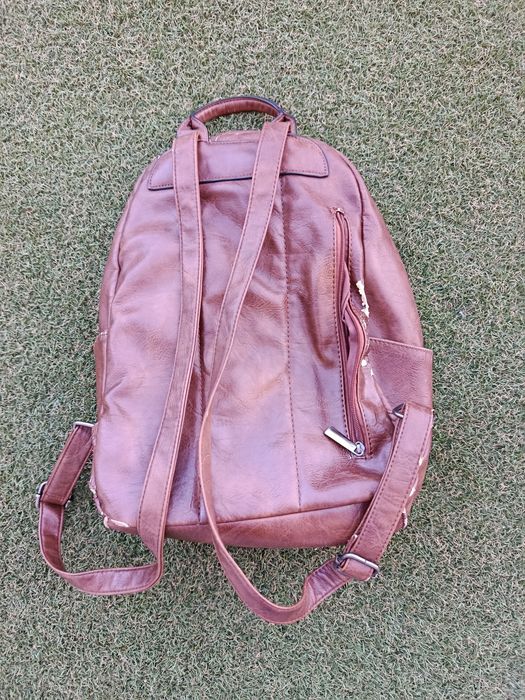 Mochila Castanha em Pele Sintética – Vários Compartimentos e Bolsos
