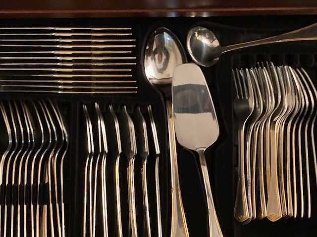 Faqueiro Monix 18/10 com detalhes dourados – Excelente estado