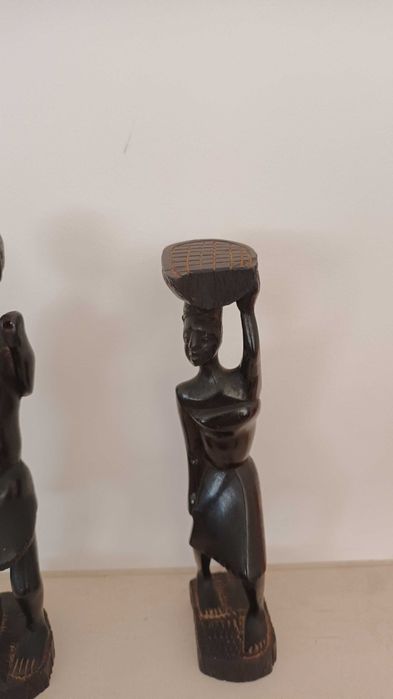 2 estatuetas em pau preto