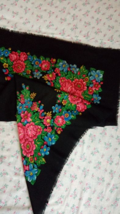 Продам платки шерстяные.Черные и белые.