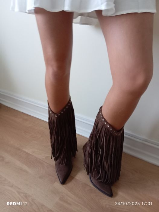 Botas com franjas castanhas novas