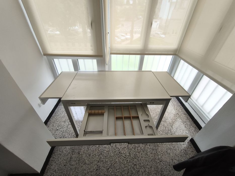 Mesa de jantar de madeira c/ abas e gaveta de arrumação