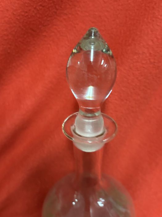 Garrafa antiga com copos